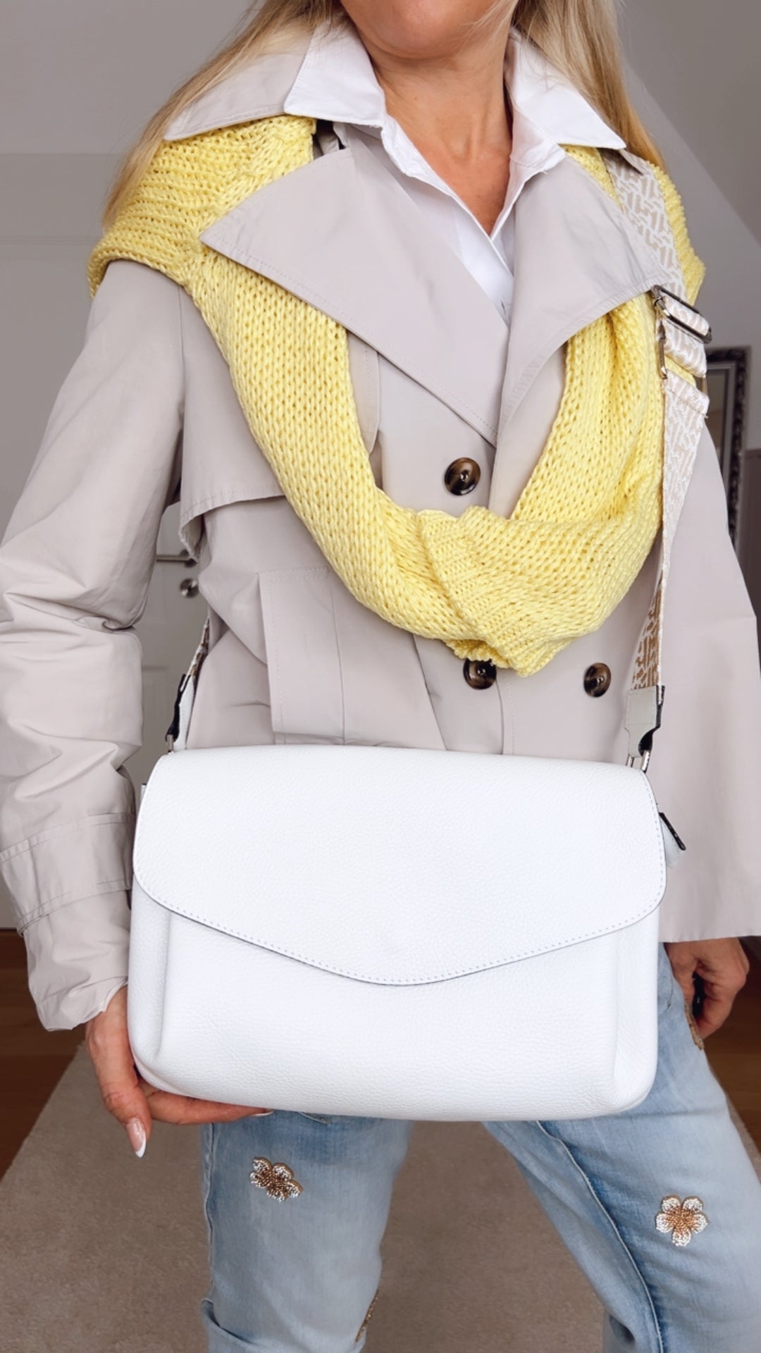 Lederhandtasche mit breitem, gemustertem Schultergurt von Bella Vita - Mode & Lifestyle