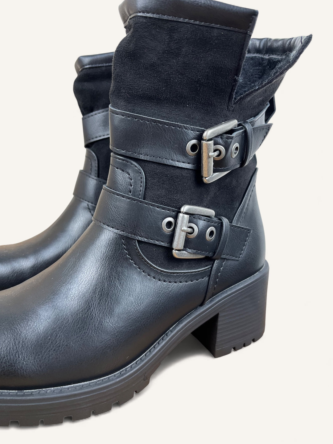 Boots mit Zierschließen, schwarz von Bella Vita - Mode & Lifestyle