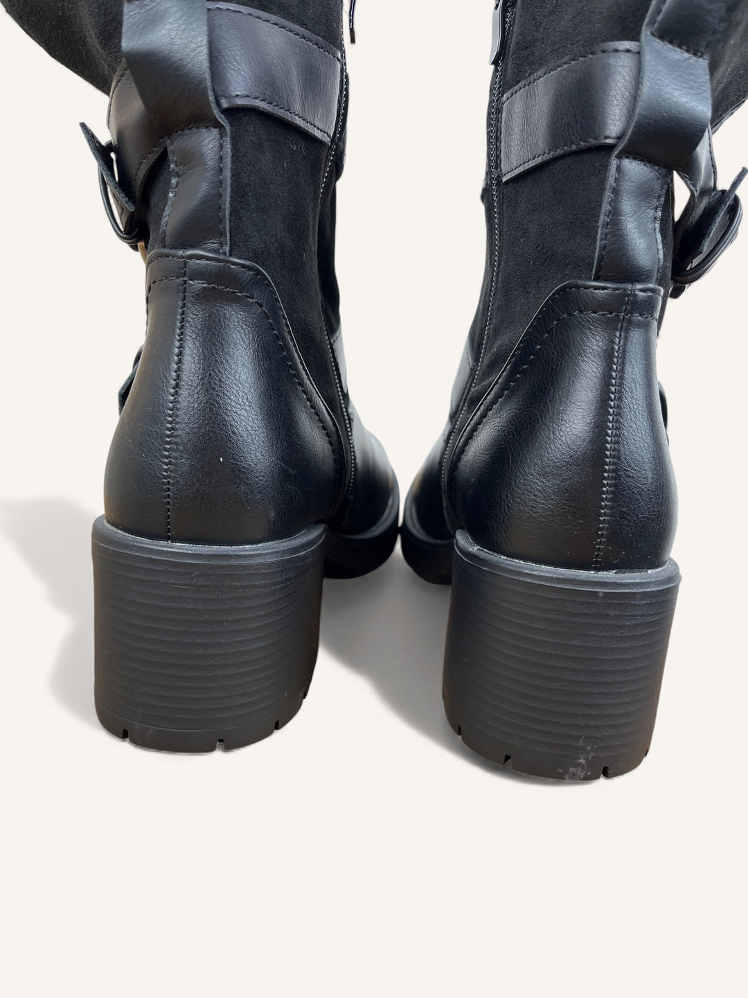 Boots mit Zierschließen, schwarz von Bella Vita - Mode & Lifestyle