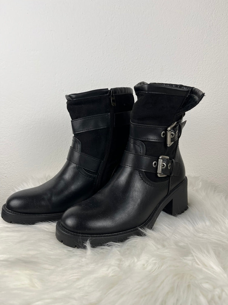 Boots mit Zierschließen, schwarz