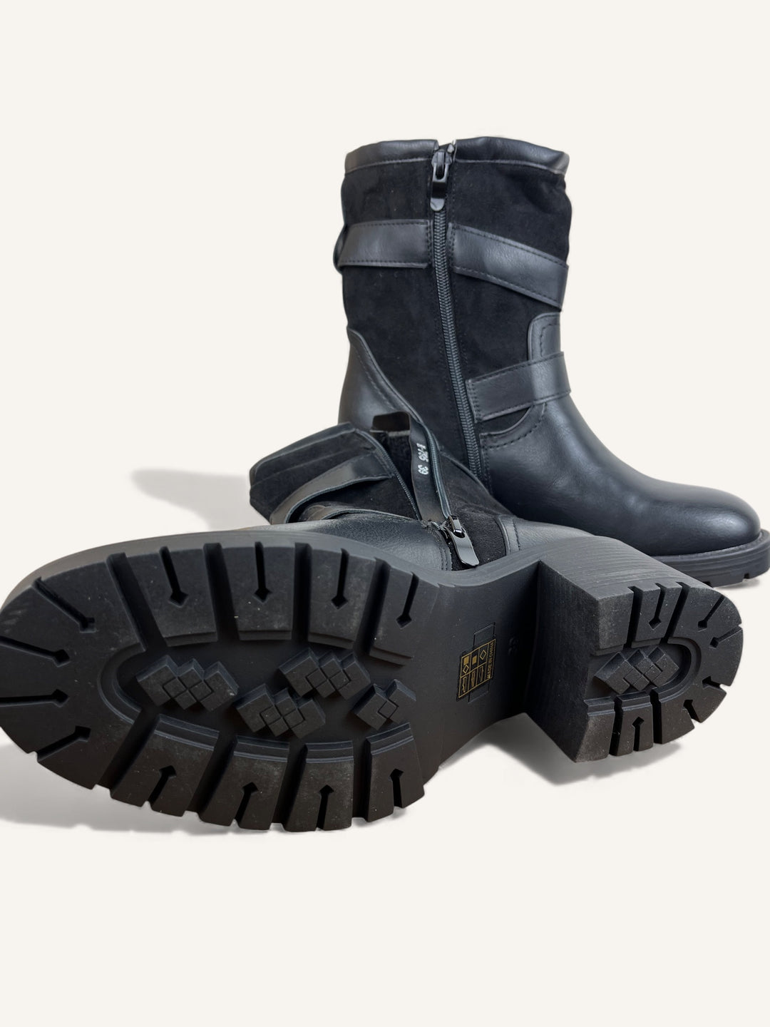 Boots mit Zierschließen, schwarz von Bella Vita - Mode & Lifestyle