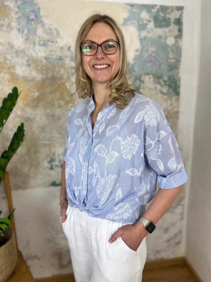 Streifenbluse mit floralem Muster, blau-weiß