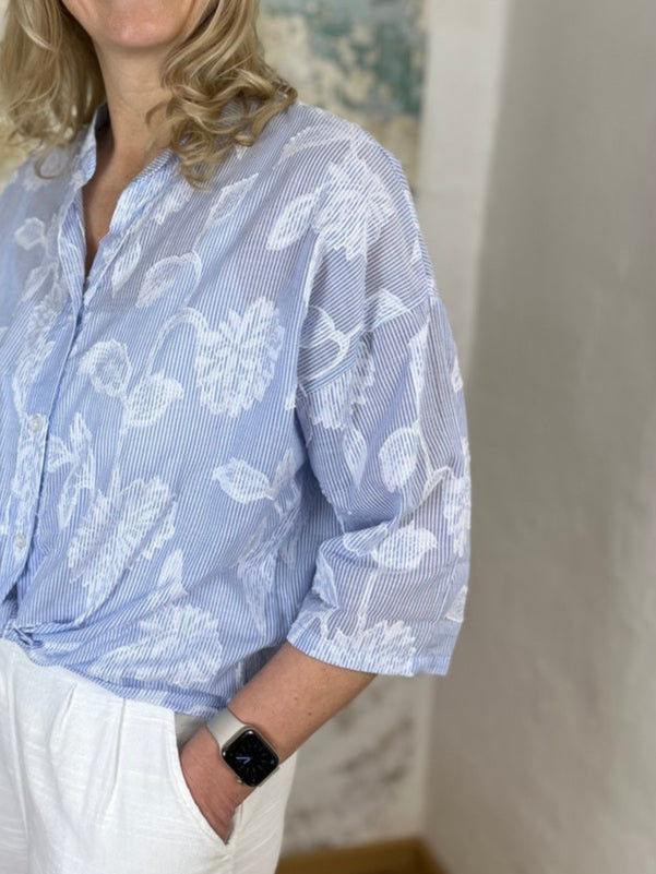 Streifenbluse mit floralem Muster, blau-weiß