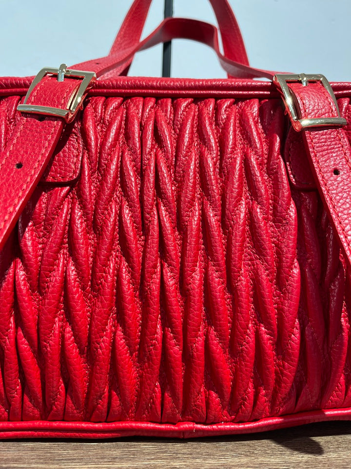 Handtasche aus Echtleder mit gesteppter Struktur