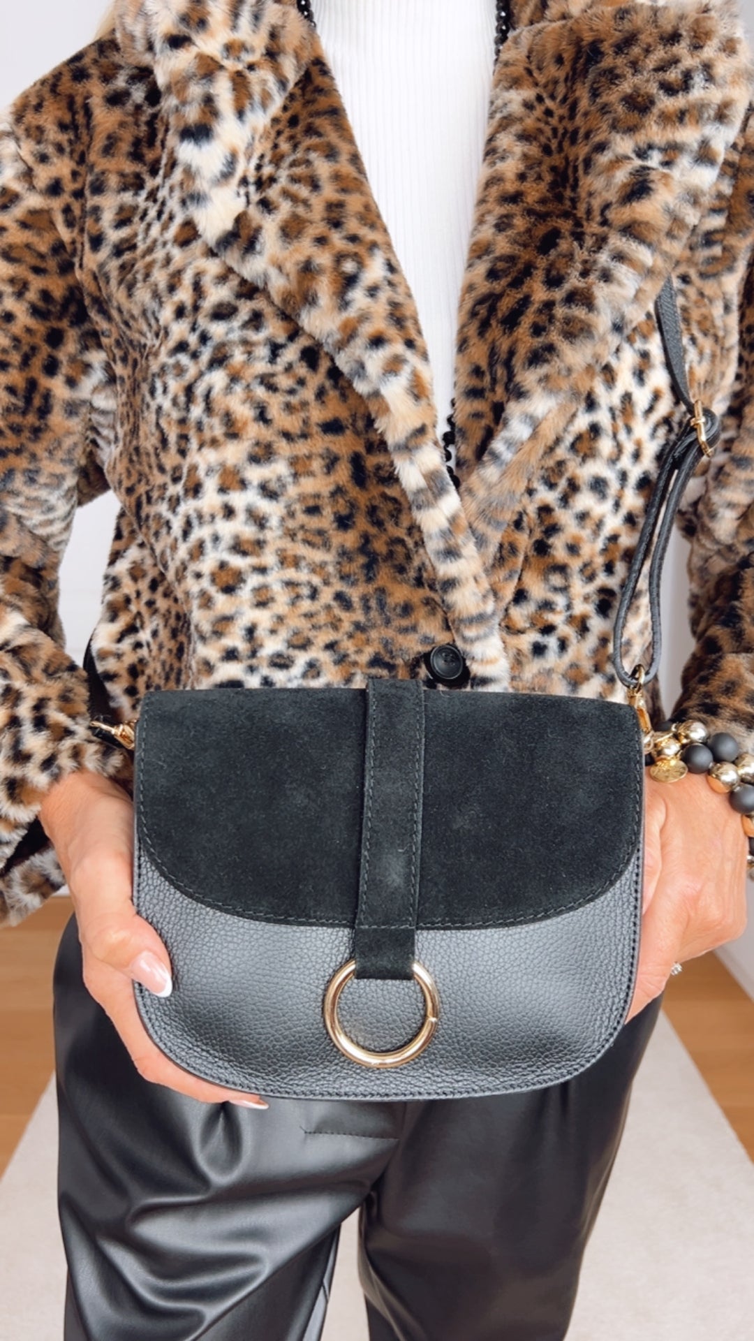 Umhängetasche Echtleder, schwarz von Bella Vita - Mode & Lifestyle