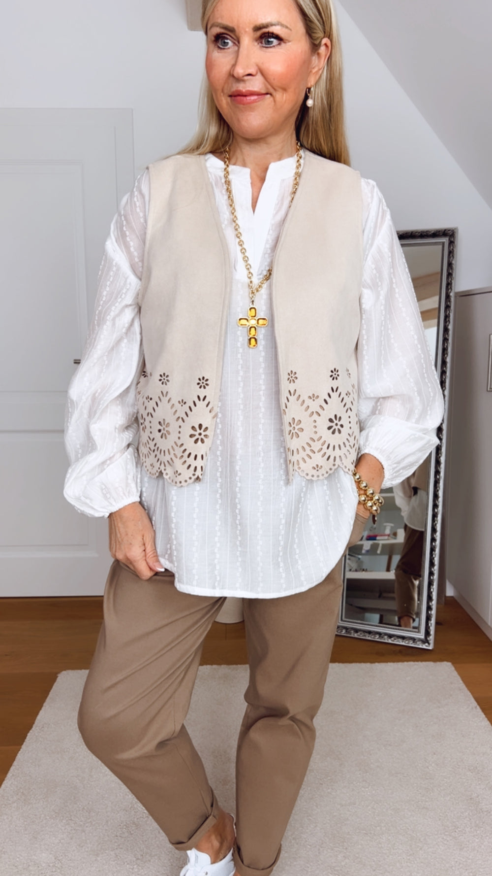 Veloursweste mit Ornamentlochmuster, beige von Bella Vita - Mode & Lifestyle