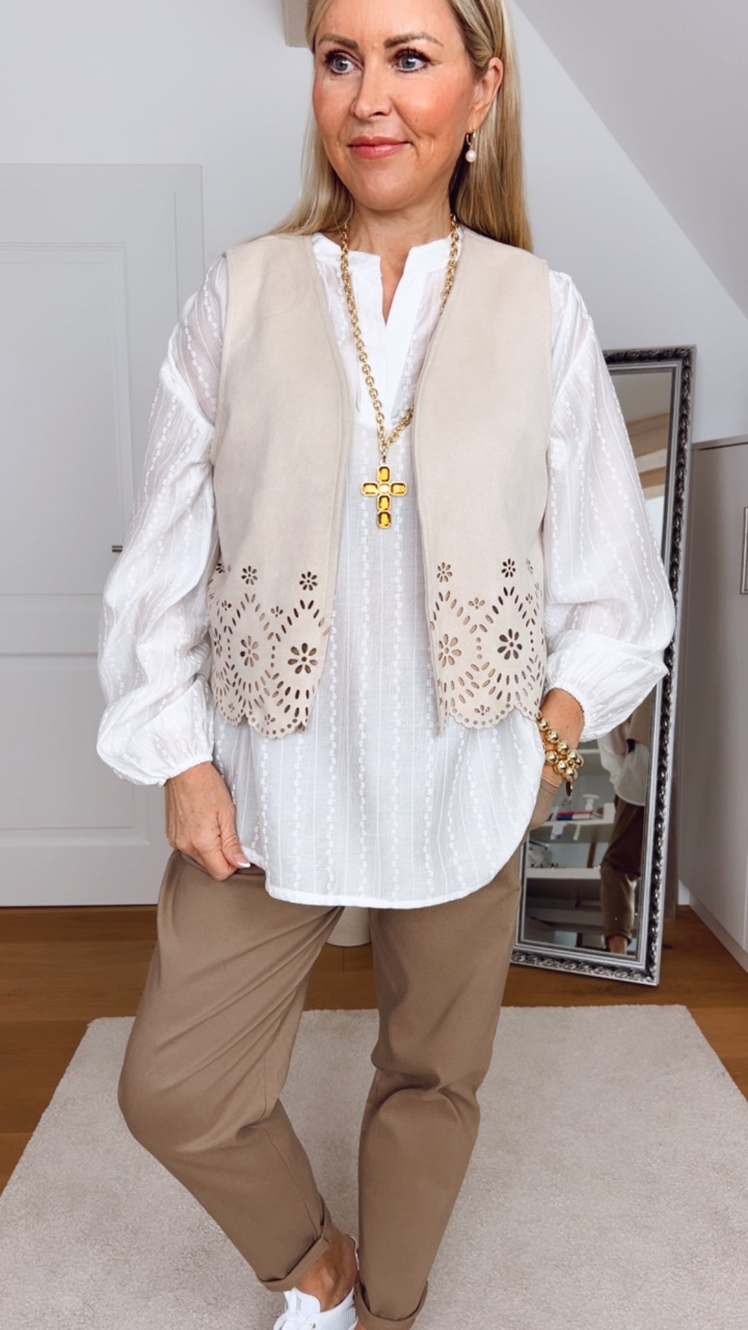 Veloursweste mit Ornamentlochmuster, beige von Bella Vita - Mode & Lifestyle