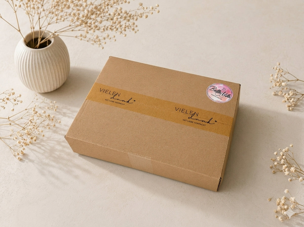Paket von Bella Vita – Mode & Lifestyle auf ecrufarbenem Hintergrund