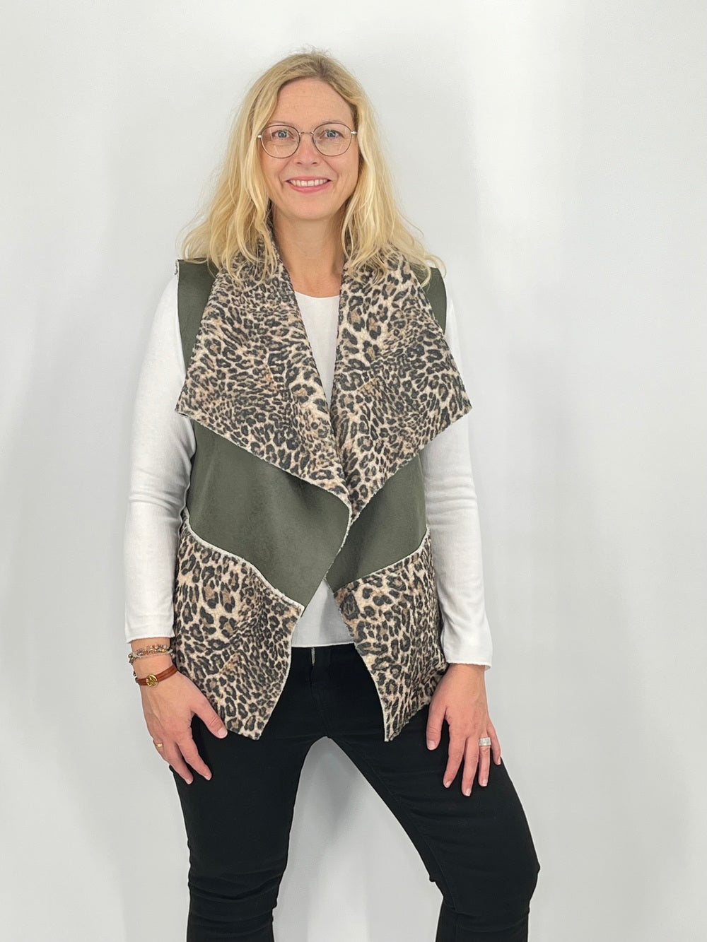 Weste mit Fellimitat und Leoprint, versch. Farben
