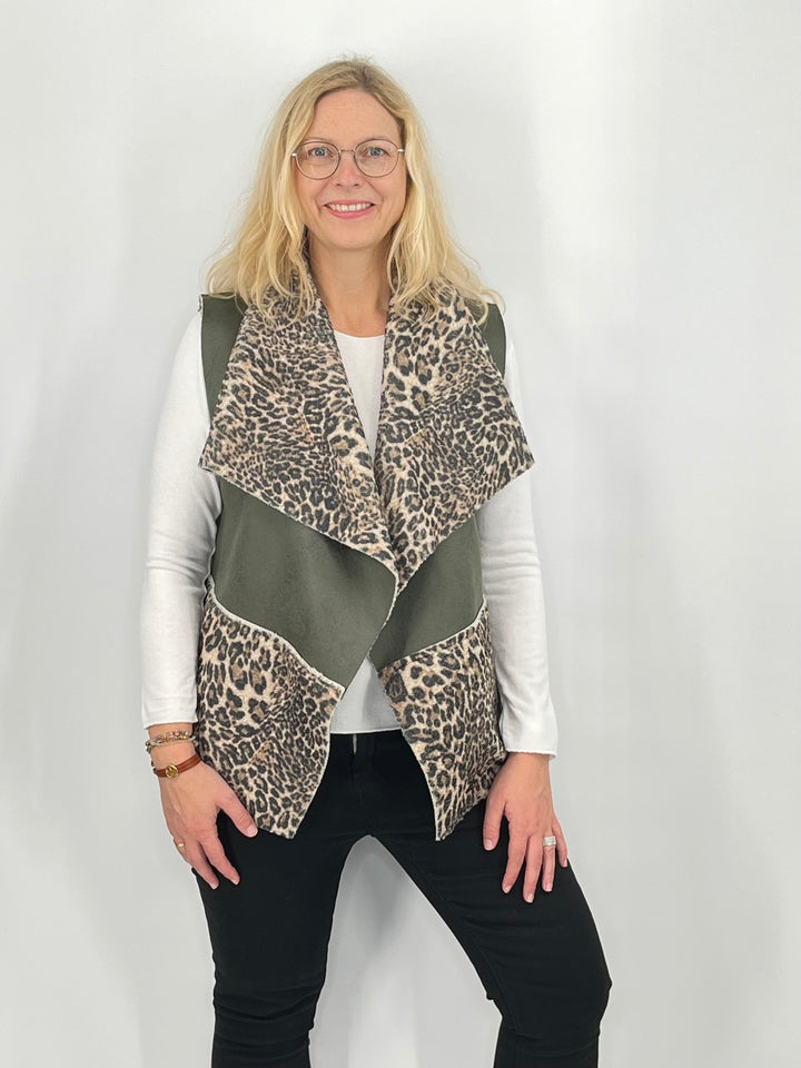 Weste mit Fellimitat und Leoprint, versch. Farben