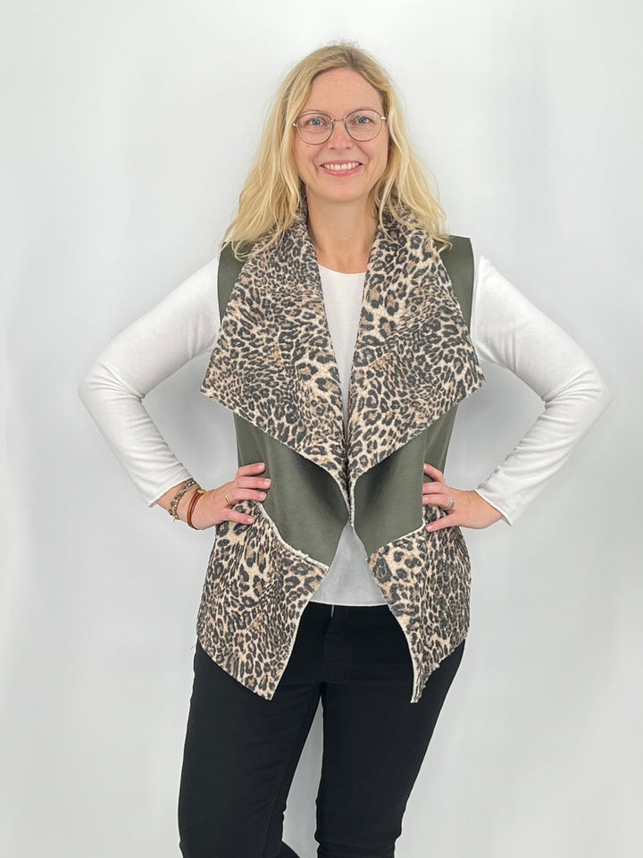 Weste mit Fellimitat und Leoprint, versch. Farben